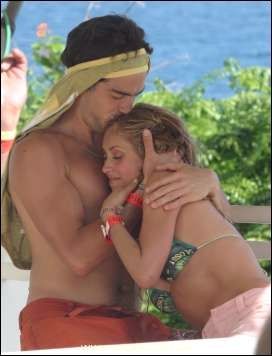 www.famouswhy.com/photos/alfonso_herrera_and_anahi_portilla.jpg
