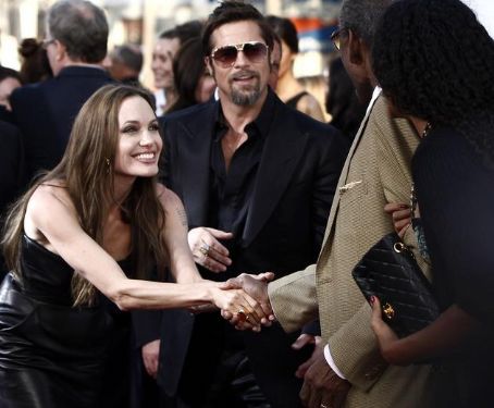 http://www.famouswhy.com/photos/angelina_jolie_and_brad_pitt_image2.jpg