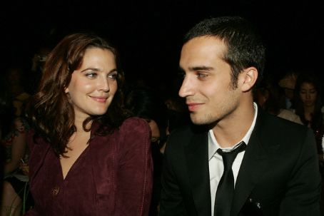 Title drew barrymore and fabrizio moretti pic Description