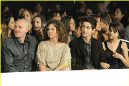 Selena Gomez  David Henrie on Title  Selena Gomez And David Henrie Picture2