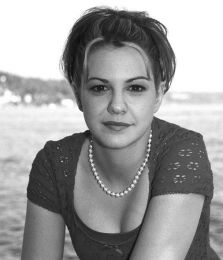 Larisa Oleynik Biography, Pictu...